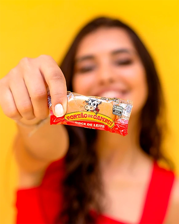 adolescente segurando embalagem 5