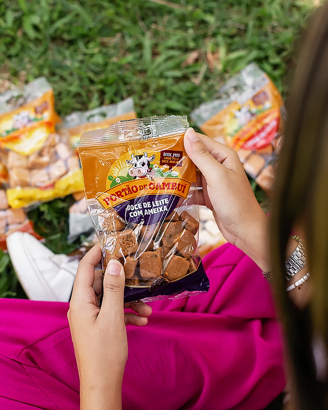 adolescente segurando embalagem