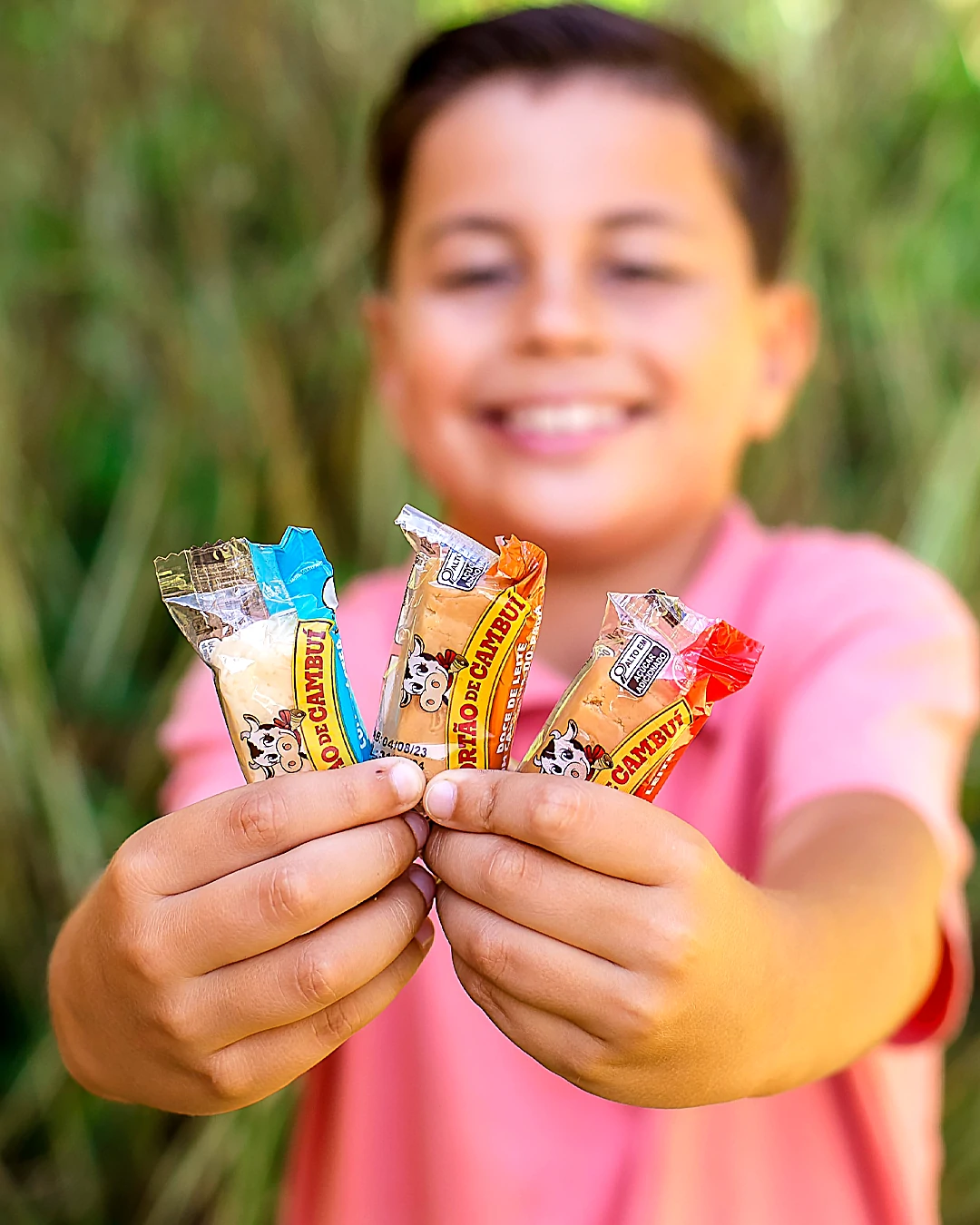 menino de rosa com embalagem 11