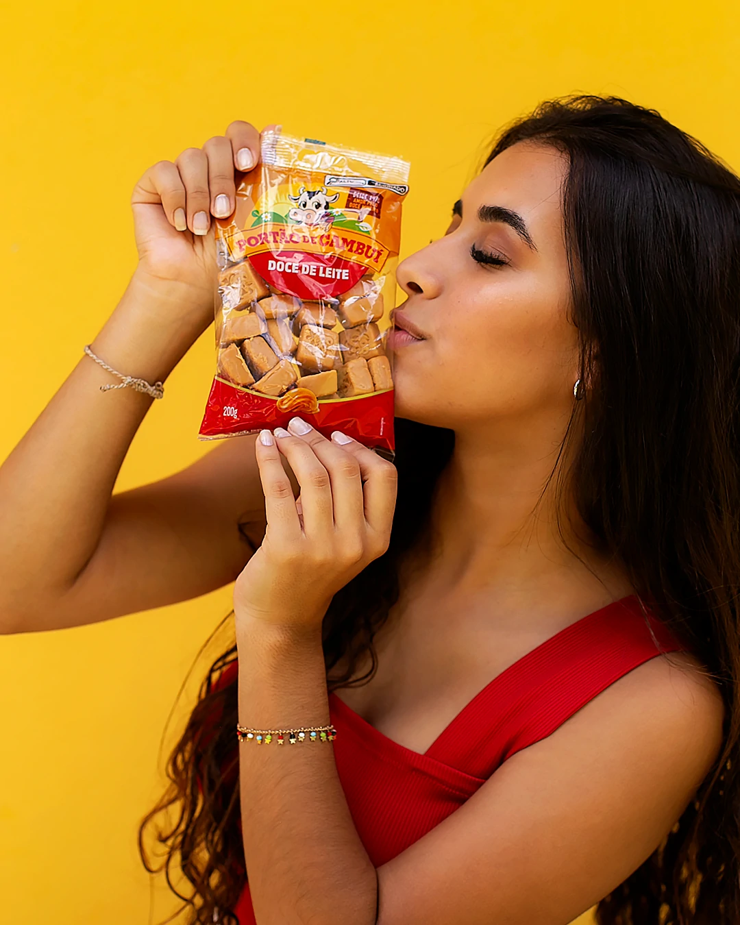 menina com com pacote 200g